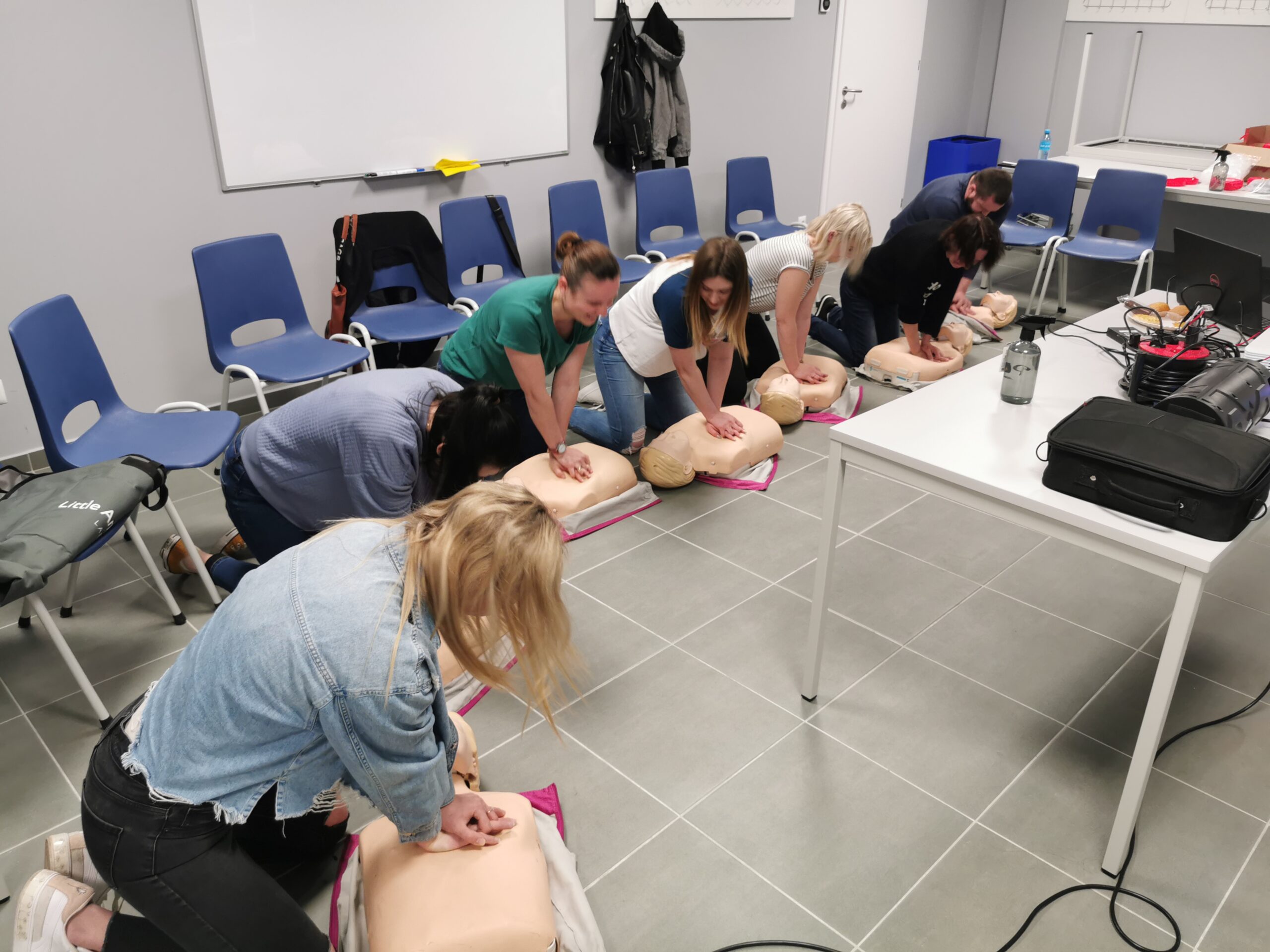 Kanadyjski Czerwony Krzyż oferuje szkolenia z pierwszej pomocy i resuscytacji krążeniowo-oddechowej dla osób prywatnych i firm