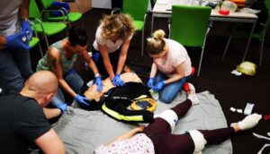 Kursy pierwszej pomocy to dobry sposób na naukę pierwszej pomocy i uzyskanie certyfikatu. Prowadzimy kursy BLS i AED w Gliwicach.